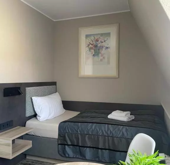 Economy Single Room, Corsten