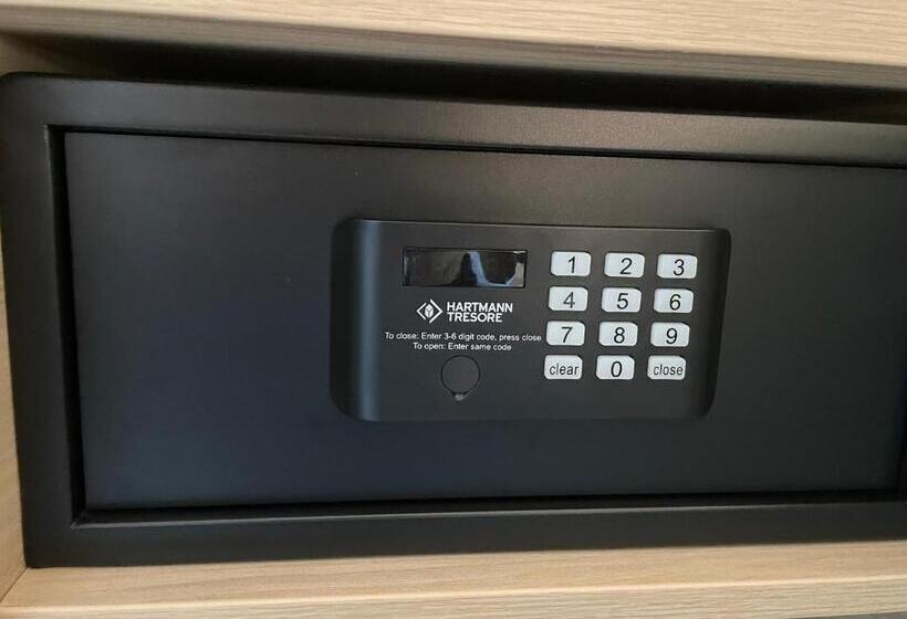 스탠다드 룸 킹사이즈 침대, Corsten