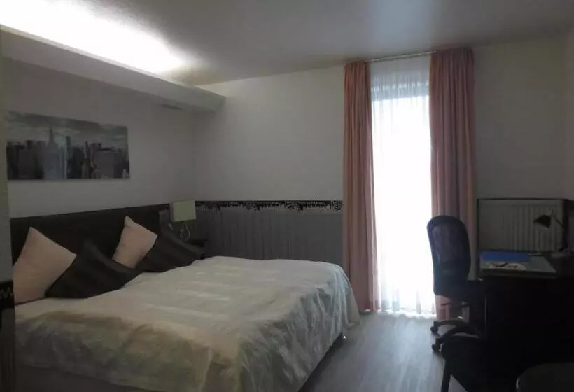 Superior Room, Corsten