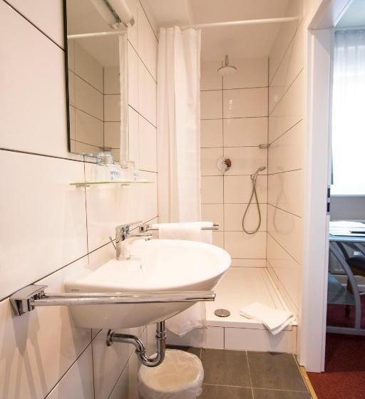 标准单人间, Deutsches Haus