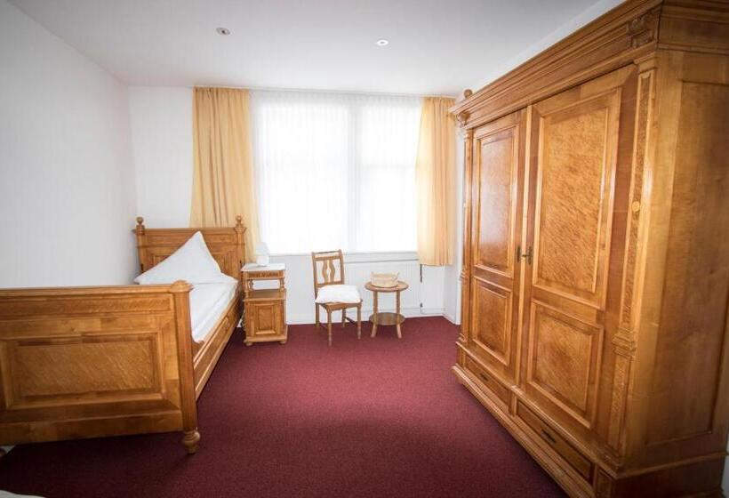 标准单人间, Deutsches Haus