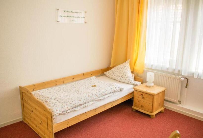 标准单人间, Deutsches Haus