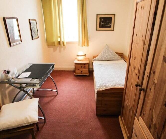 标准单人间, Deutsches Haus