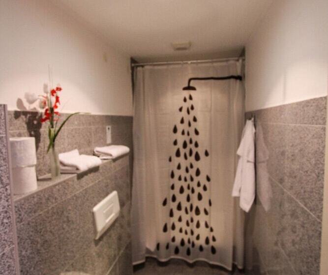 标准单人间, Deutsches Haus