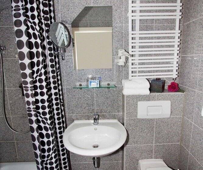 标准单人间, Deutsches Haus