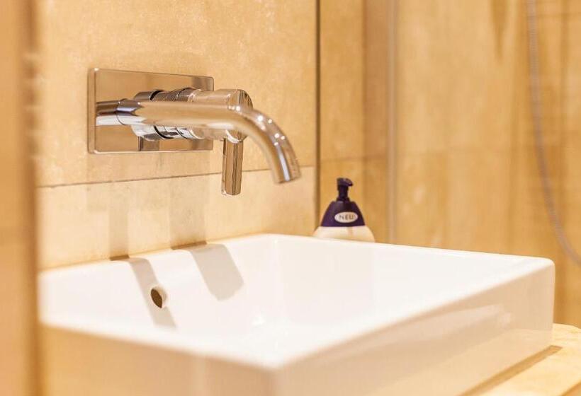 غرفة قياسية مزوَّدة بشُرفة, Friese