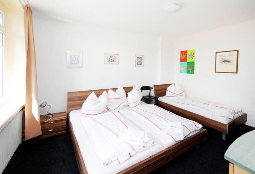 Трехместный Номер Стандарт Совместная Ванная, Goldener Hahn