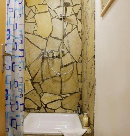 标准三人间共用浴室, Goldener Hahn