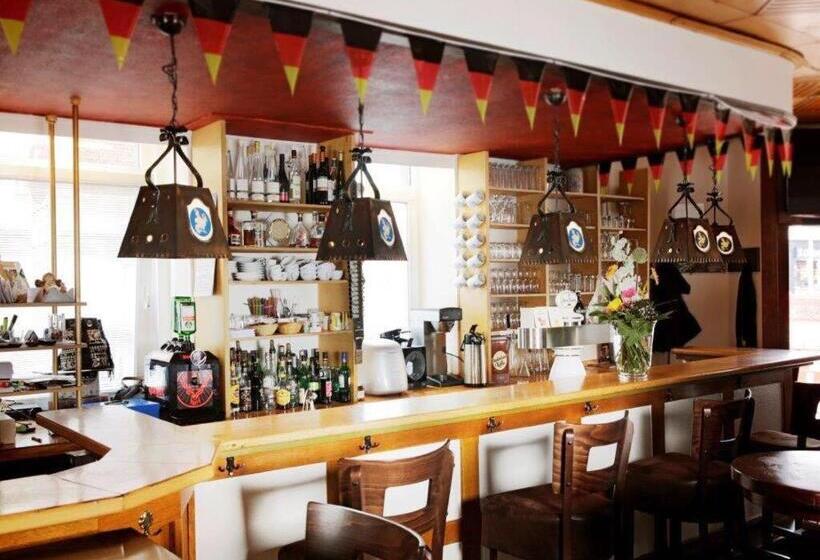 标准四人间共用浴室, Goldener Hahn