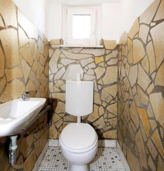 标准四人间共用浴室, Goldener Hahn