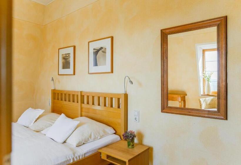 Семейный Номер, Kollektur