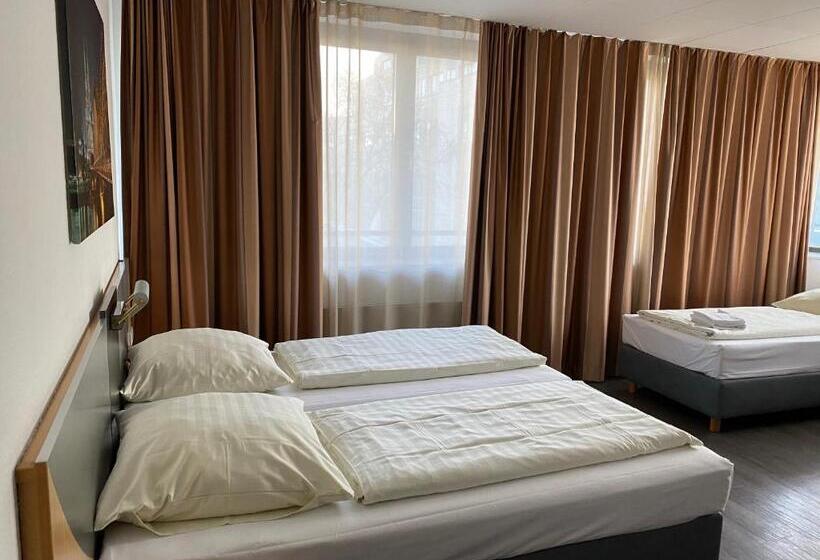 غرفة قياسية ثلاثية, Opera Hotel Köln