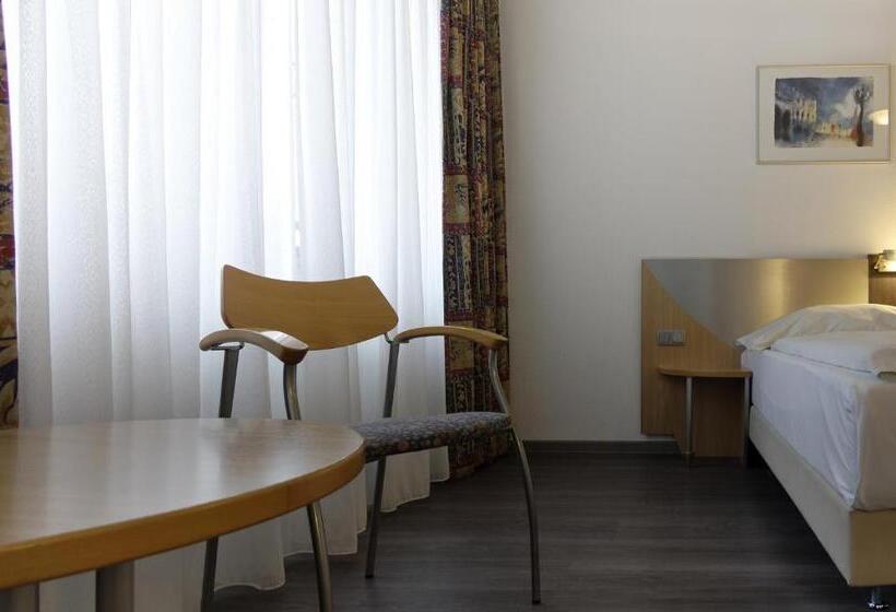 غرفة قياسية ثلاثية, Opera Hotel Köln