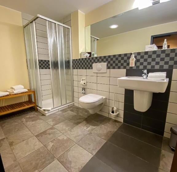 חדר משפחתי, Phonix