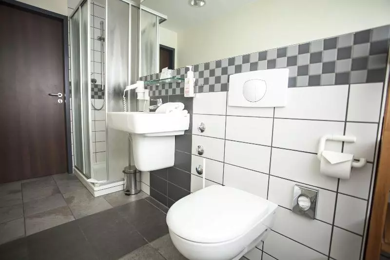 Standard Yhden Hengen Huone, Phonix