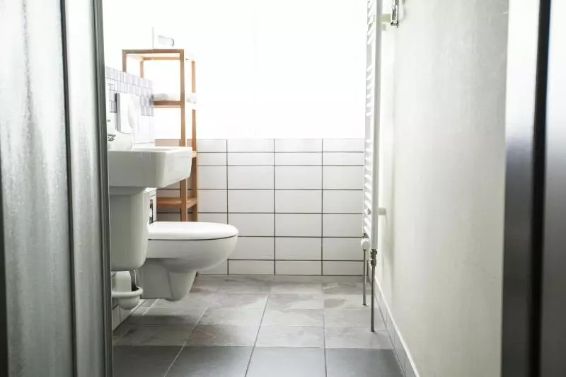 Standard Yhden Hengen Huone, Phonix