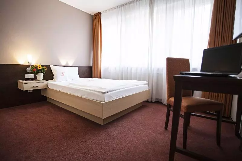 Standard Yhden Hengen Huone, Phonix