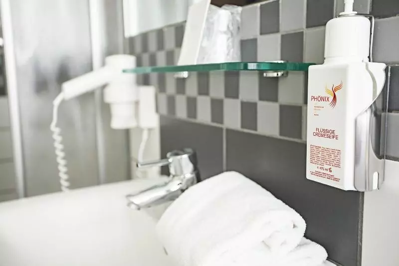 Standard Yhden Hengen Huone, Phonix