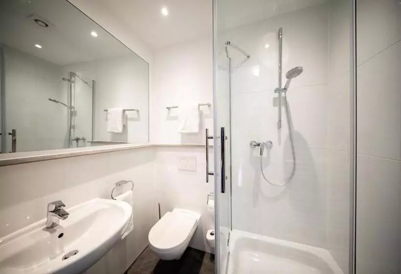 Standard Kolmen Hengen Huone, SMARTY Airport Cologne Hotel - KONTAKTLOSER SELF CHECK-IN