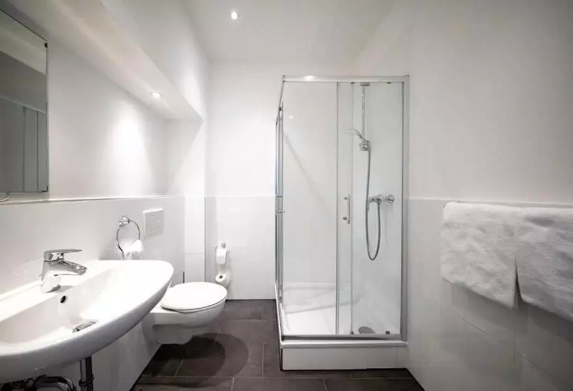 Standard Kolmen Hengen Huone, SMARTY Airport Cologne Hotel - KONTAKTLOSER SELF CHECK-IN