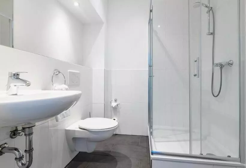 Standard Kolmen Hengen Huone, SMARTY Airport Cologne Hotel - KONTAKTLOSER SELF CHECK-IN