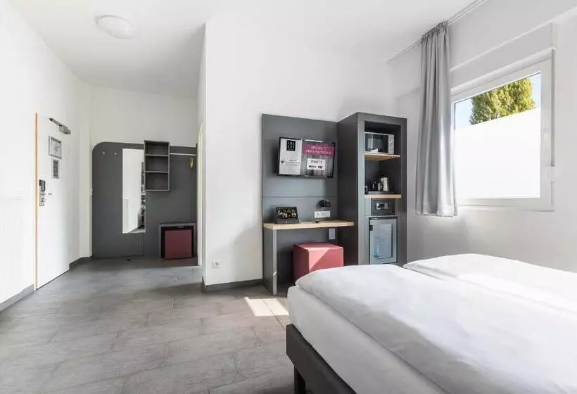 Standard Kolmen Hengen Huone, SMARTY Airport Cologne Hotel - KONTAKTLOSER SELF CHECK-IN
