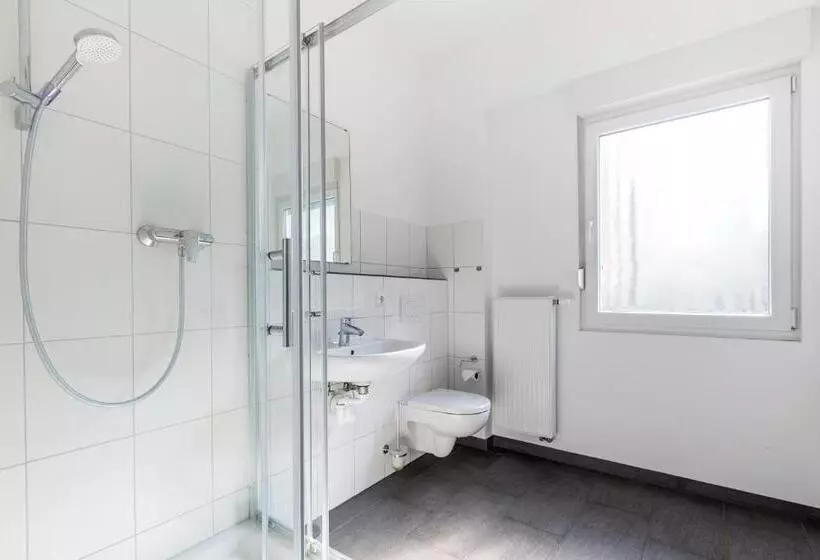 Standard Kolmen Hengen Huone, SMARTY Airport Cologne Hotel - KONTAKTLOSER SELF CHECK-IN
