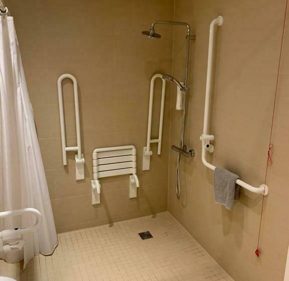 适合残疾人使用的标准间, Adesso Hotel Göttingen Pay At Property On Arrival Ihr Automatenhotel In Göttingen