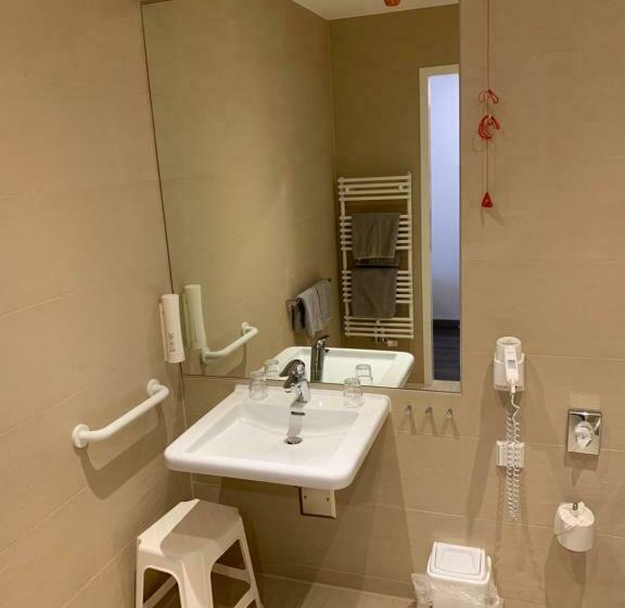 适合残疾人使用的标准间, Adesso Hotel Göttingen Pay At Property On Arrival Ihr Automatenhotel In Göttingen