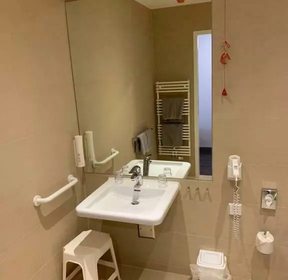 身障者適用スタンダードルーム, Adesso Hotel Göttingen   Pay At Property On Arrival Ihr Automatenhotel In Göttingen