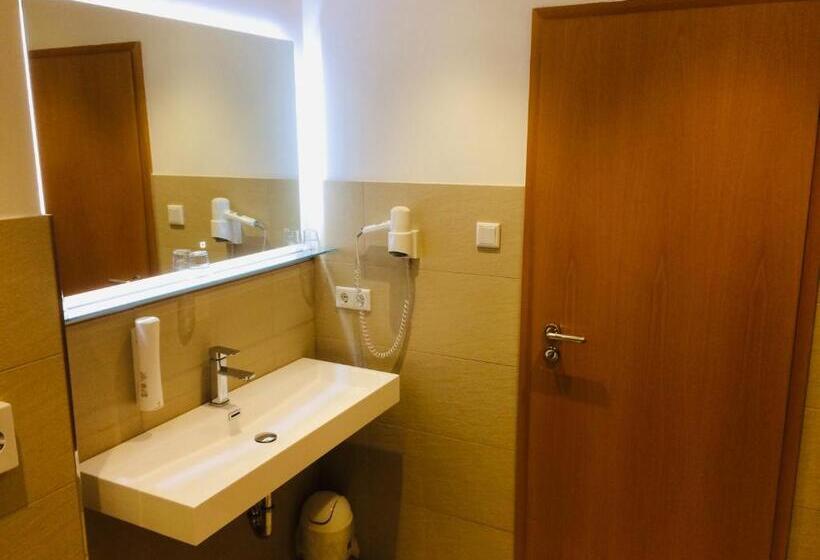 Номер Стандарт Трехместный, Adesso Hotel Göttingen   Pay At Property On Arrival Ihr Automatenhotel In Göttingen