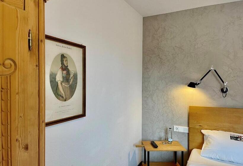 Номер Комфорт, Der Hirschen