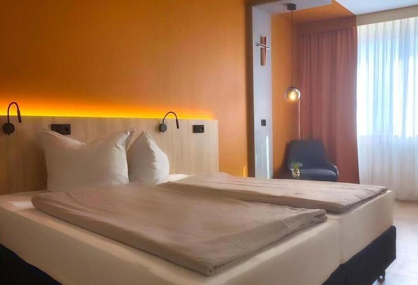 デラックスルーム, Heinrich Pesch