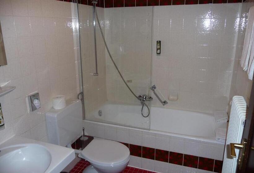 חדר סטנדרט לארבעה, Restaurant Felderbock