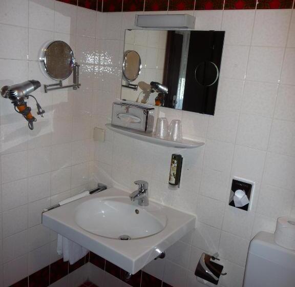 חדר סטנדרט לארבעה, Restaurant Felderbock