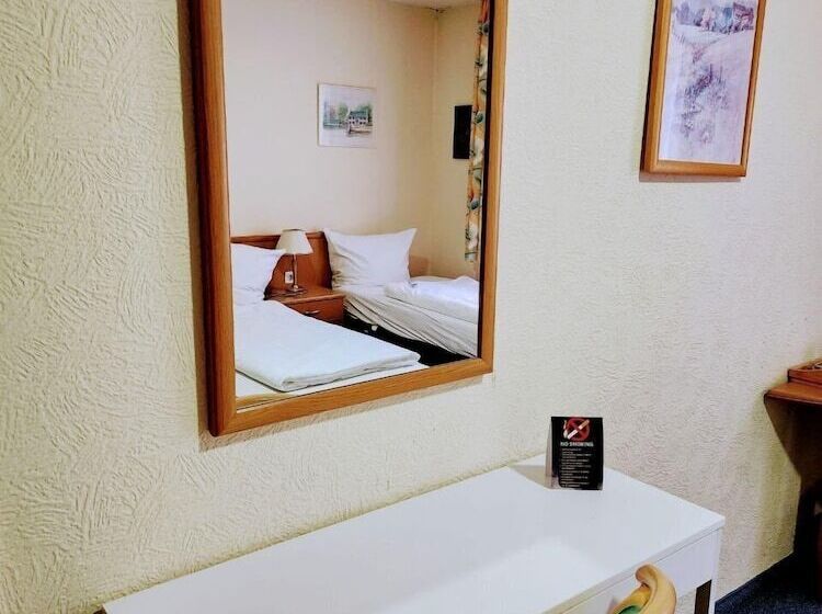 اتاق استاندارد سه نفره, Schiff