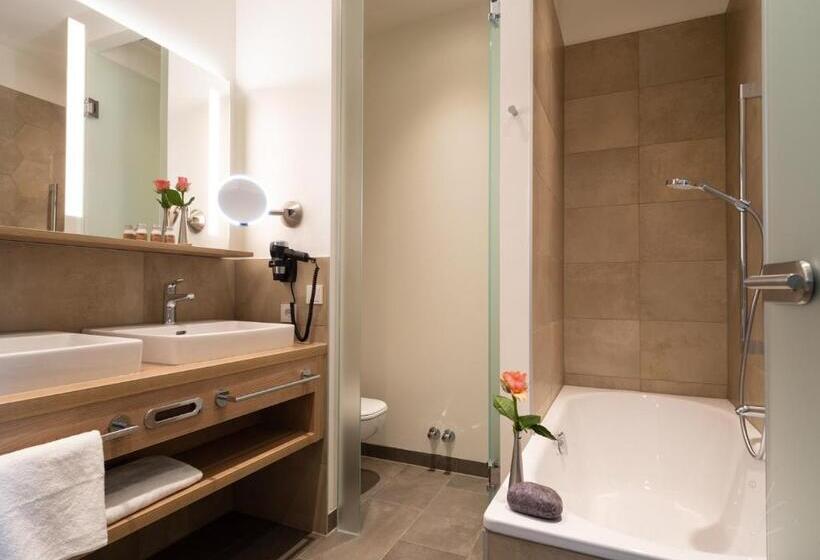 جناح جونيور, Romantik Hotel Villa Sayn