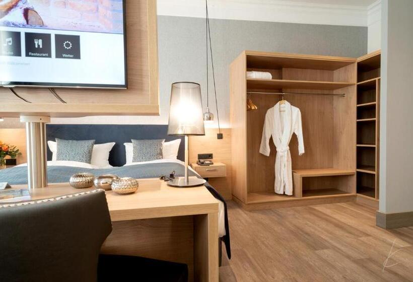 جناح جونيور, Romantik Hotel Villa Sayn