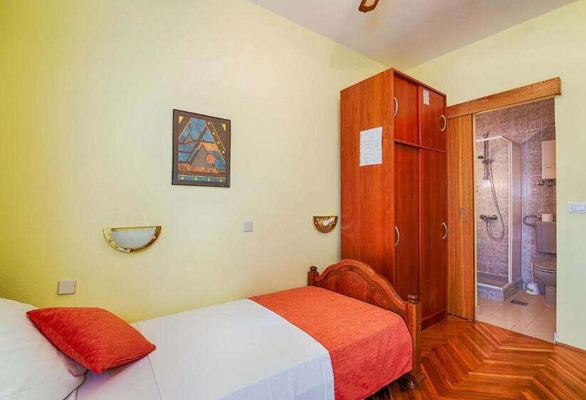 Quarto Estandar Individual, Bed & Breakfast Senator