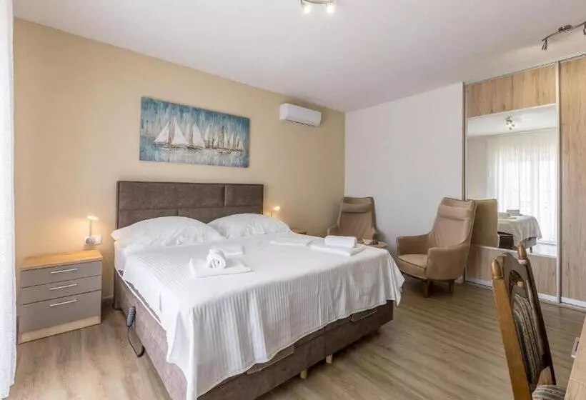 オーシャンビューデラックスルームバルコニー付き, Bed & Breakfast Senator