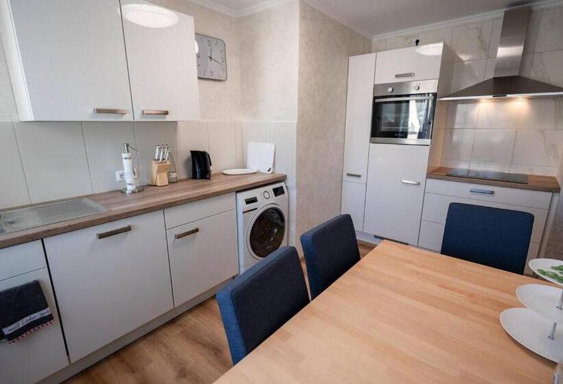 带1个卧室的带阳台的公寓, City