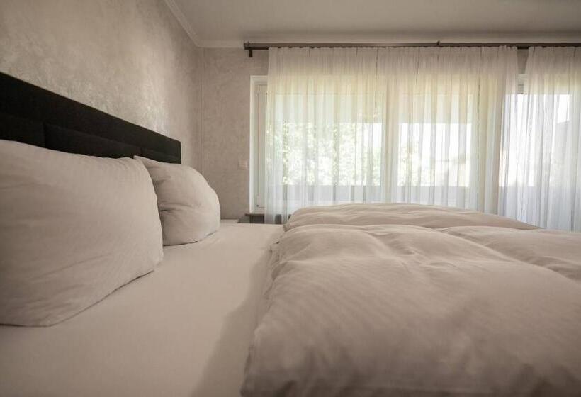 带1个卧室的带阳台的公寓, City