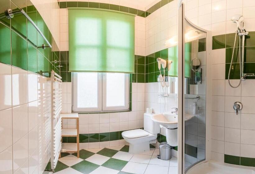 חדר סטנדרט לשלושה, Bella