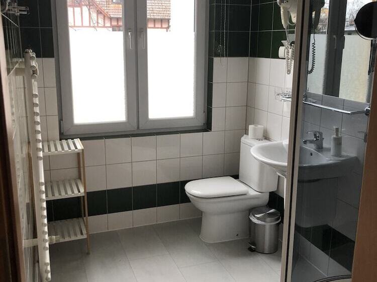 חדר סטנדרט לשלושה, Bella