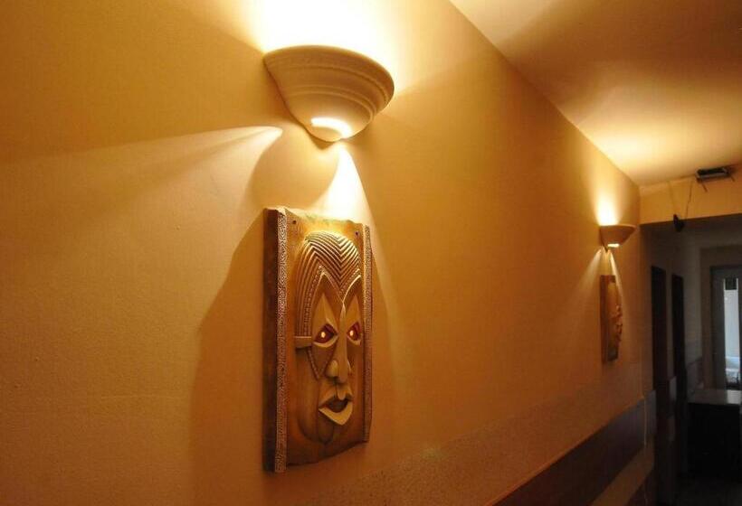 اتاق استاندارد سه نفره, Logan