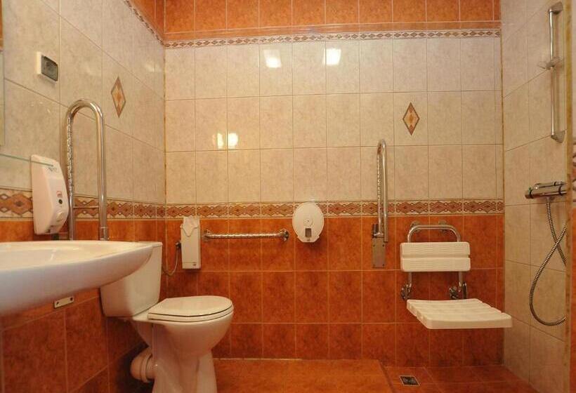 اتاق استاندارد سه نفره, Logan