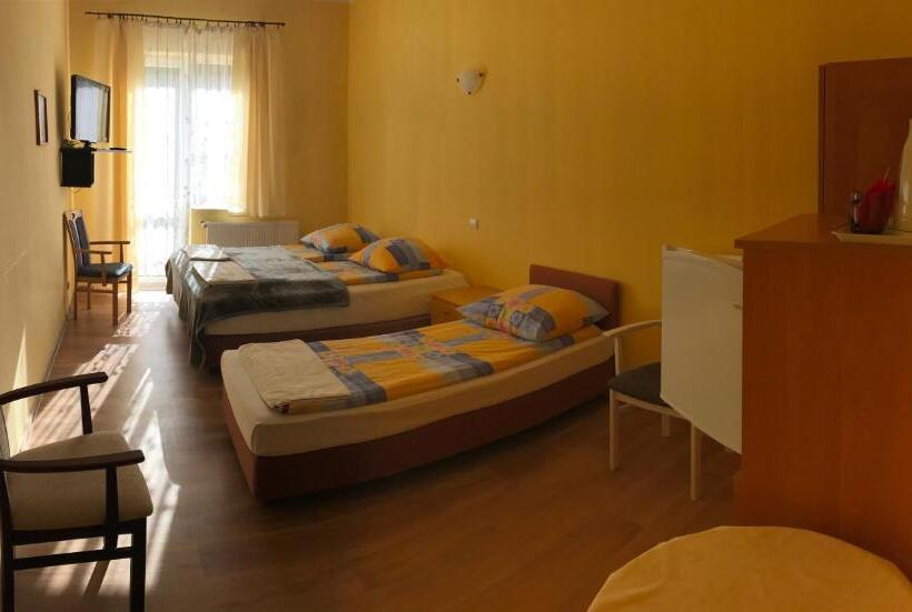 اتاق کلاسیک سه تخته, Okulski Grand Rozewie