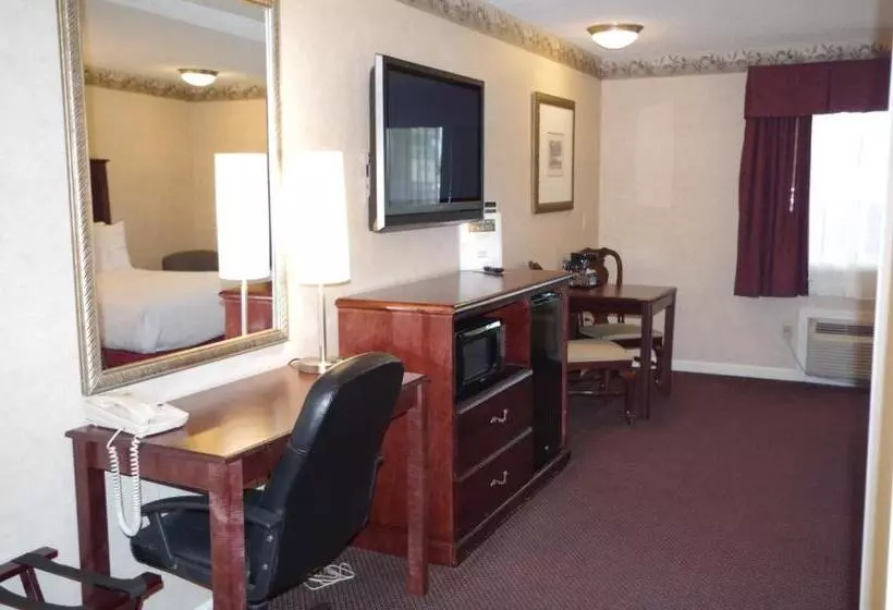 キングサイズベッドのデラックスルーム, Shiretown Inn & Suites