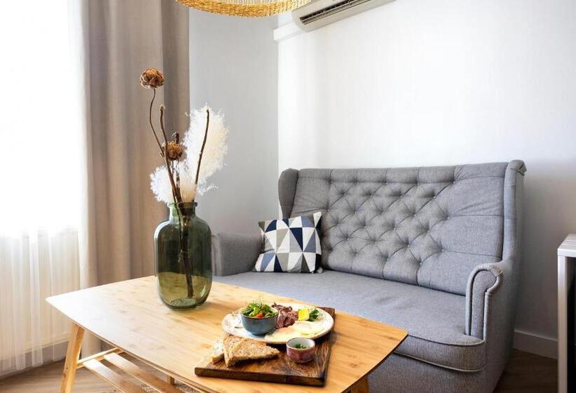 غرفة قياسية رباعية, Szuflada Rooms