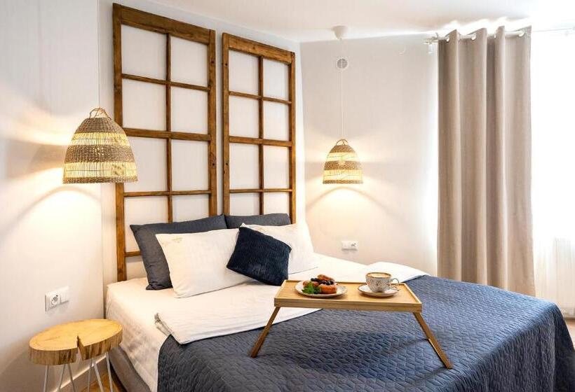 غرفة قياسية رباعية, Szuflada Rooms